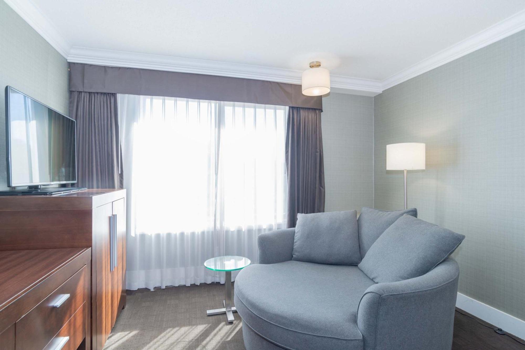 Sandman Hotel וורנון מראה חיצוני תמונה