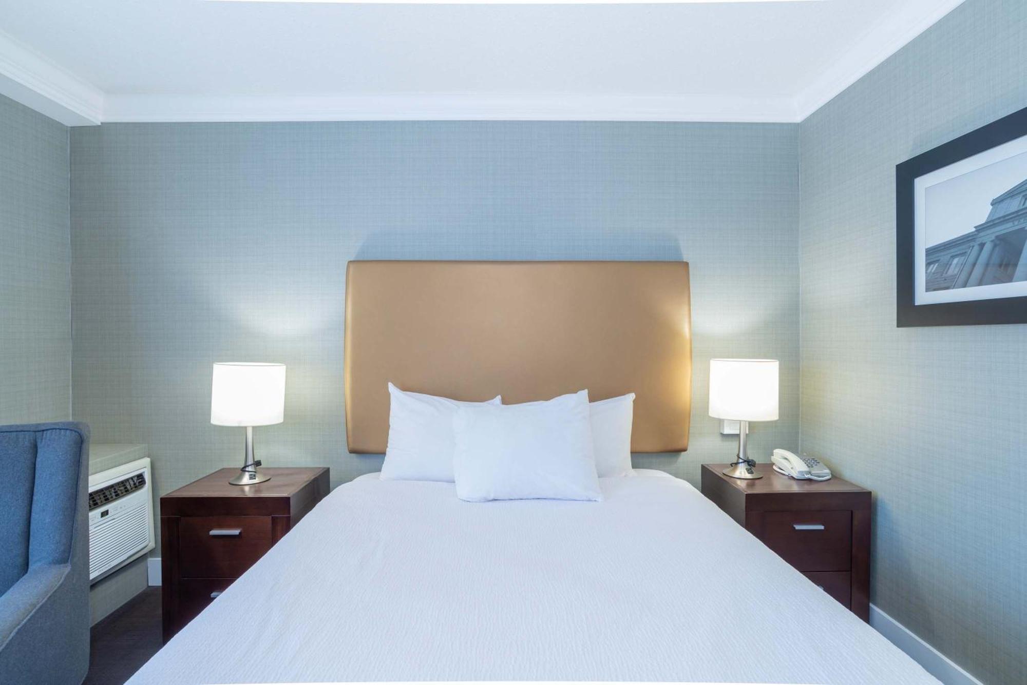 Sandman Hotel וורנון מראה חיצוני תמונה